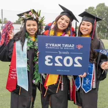 Graduating Students holding a sign that says Saint Mary's College of California class of 2023 